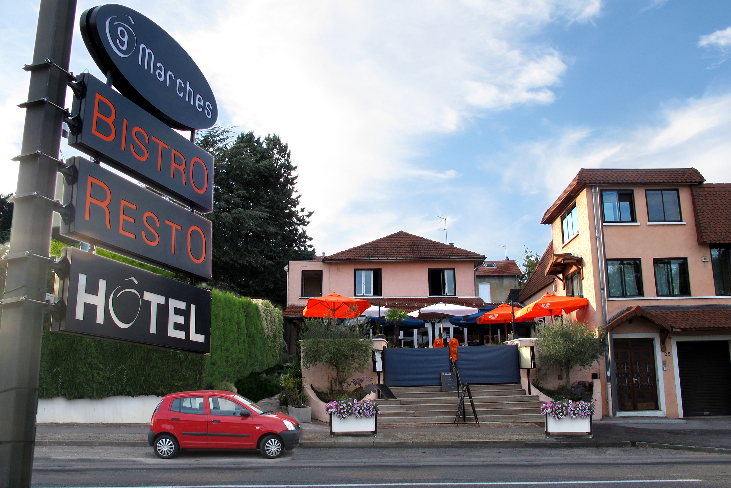 Vue de la rue Hôtel Restaurant Ô9 Marches